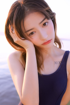 双手攀上两团少女峰